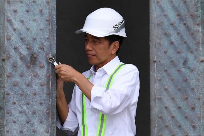 Pengamat politik berpendapat Presiden Joko Widodo harus segera melakukan reshuffle kabinet, karena reshuffle menjadi pertaruhan kredibilitas Jokowi.