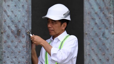 Presiden Joko Widodo (Jokowi) melantunkan pantun berseling guyonan saat bertemu 100 orang CEO di Ibu Kota Nusantara (IKN).