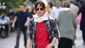 FOTO: Perempuan Iran Tak Berhijab Dihantui Ancaman Sanksi 10 Tahun Bui