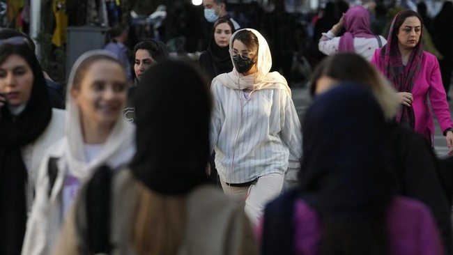 FOTO: Perempuan Iran Tak Berhijab Dihantui Ancaman Sanksi 10 Tahun Bui