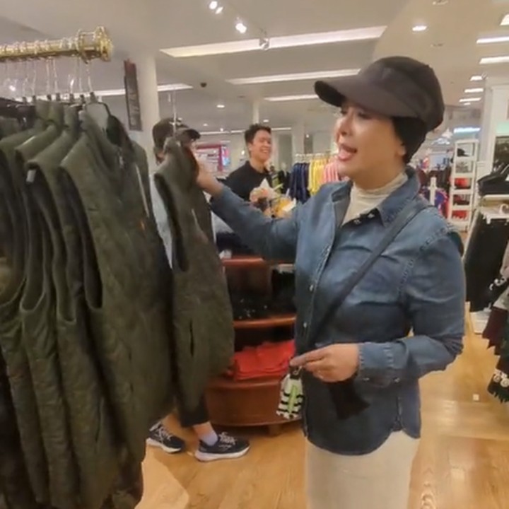 <p>Ketiganya kemudian terlihat memasuki toko pakaian dan sibuk memilih beberapa potong baju. "Persiapan H-5 pernikahan kakak Atheera … mohon doanya ya," tulis Nur Asia dalam kolom keterangan. (Foto: Instagram @mpoknurasia)<br /><br /><br /></p>