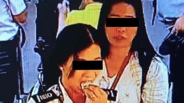 img-title Petugas Bandara Terekam CCTV Curi dan Telan Uang Penumpang Rp4,6 Juta