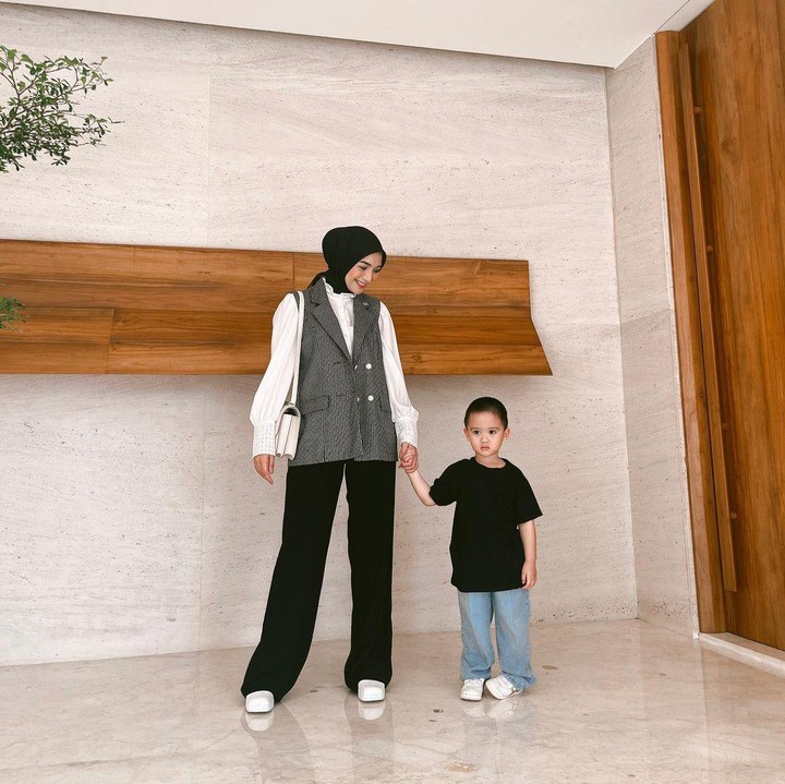 <p>"Massss kamu kok sudah gede bangettt gayanya begini sih," tutur Citra Kirana seraya menyisipkan emotikon hati warna hitam dan putih. (Foto: Instagram: @citraciki)</p>