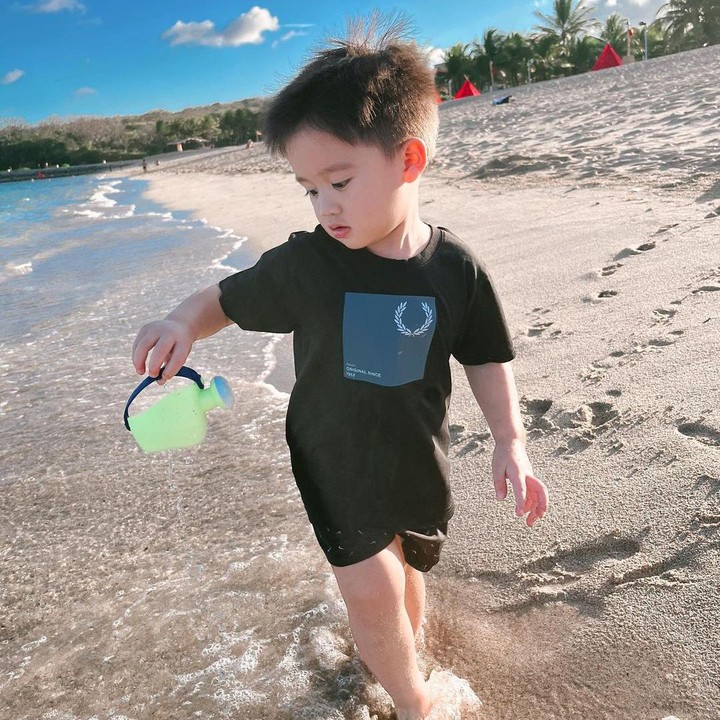 <p>"Ihhh keren banget Mas Athar. Sudah pantas jadi <em>cover boy,</em>" kata seorang netizen. "Ya ampun Mas Athar sudah jadi <em>grown ups</em> ya. Yuk <em>take endorse</em> sama Kakak Fia," ujar netizen dengan akun @fia****. (Foto: Instagram: @citraciki)</p>