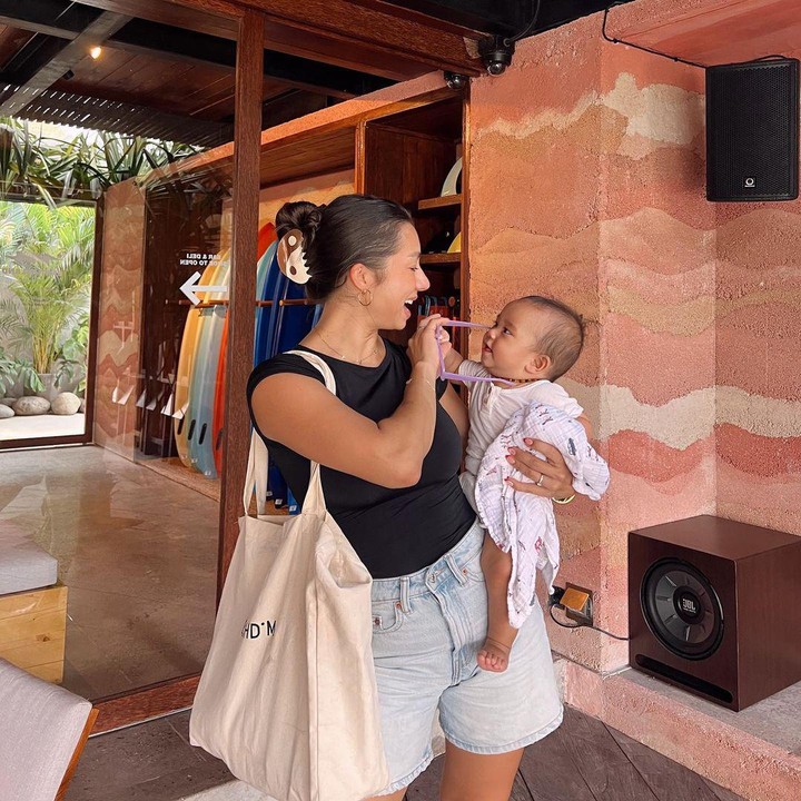 <p>Baby Kiro kini sudah berusia 7 bulan, Bunda. Jennifer pun kerap mengunggah potretnya bersama Baby Kiro pada laman Instagram pribadinya. (Foto: Instagram: @jenniferbachdim)</p>