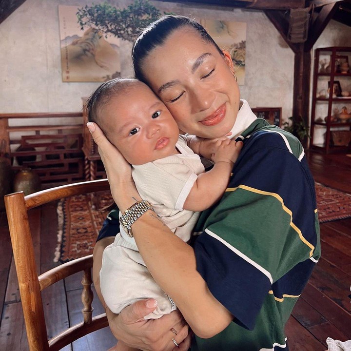 <p>Banyak netizen yang merasa gemas dengan kelakuan Baby Kiro, nih. Tak sedikit yang menyebut Baby Kiro merasa nyaman karena Jennifer tetap tenang saat membawanya bekerja. (Foto: Instagram: @jenniferbachdim)</p>