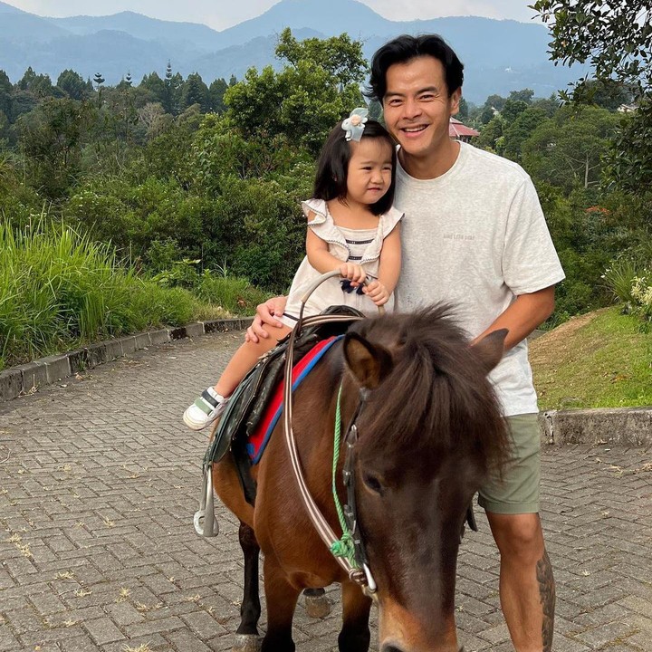 <p>"GG kok bisa kamu lucuuuu banget sihh gemasnyaaaa," kata seorang netizen. "Duo Wiyoko, yang satunya Kak Dion versi sachet-an," ungkap netizen lainnya seraya menyisipkan emotikon tertawa. (Foto: Instagram: @fionaanthony)</p>