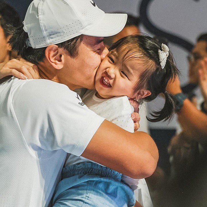 <p>Dalam salah satu unggahan, terlihat Dion memeluk Gianna dengan erat usai memenangkan kompetisi tenis, Bunda. Fiona pun mengatakan bahwa bocah yang akrab disapa GG ini adalah jimat keberuntungan sang suami. (Foto: Instagram: @fionaanthony)</p>