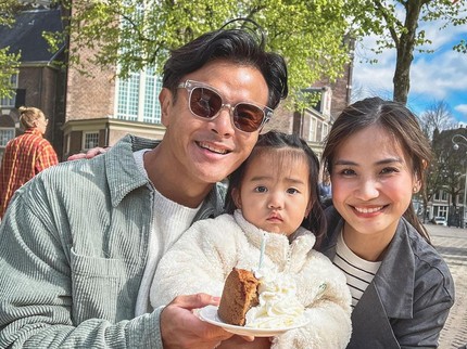 7 Potret Dion Wiyoko Bareng Istri & Sang Putri yang Menggemaskan