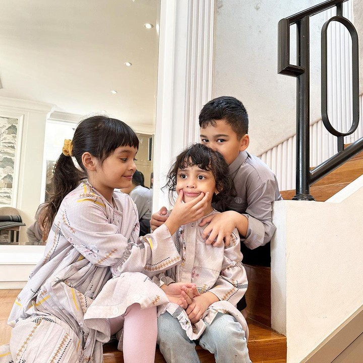<p>Pernikahan Shireen Sungkar dan Teuku Wisnu semakin lengkap dengan kehadiran tiga anak mereka. Ketiganya pun diberi nama Teuku Adam Al Fatih, Cut Hawwa Medina Al Fatih, dan Shafiyyah Mecca Al Fatih. (Foto: Instagram: @shireensungkar)</p>