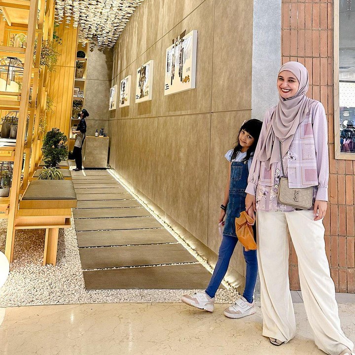 <p>Meski masih berusia 7 tahun, Hawwa sudah terlihat semakin tinggi, Bunda. Hal ini juga diakui oleh sang Bunda pada laman media sosialnya. (Foto: Instagram: @shireensungkar)</p>
