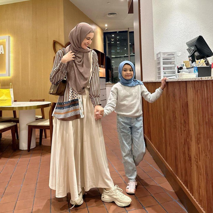 <p>"<em>MasyaAllah tabarakallah</em> si gemes yang sudah meninggi. Dan lagi demen pakai hijab, minta sendiri semoga <em>happy</em> terus ya, Nak," tulis Shireen. (Foto: Instagram: @shireensungkar)</p>