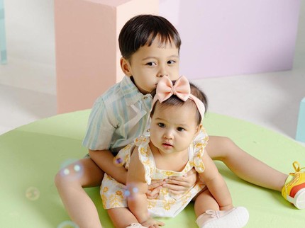 Penuh Kasih Sayang, Ini 7 Momen Kedekatan Arrasya Anak Tasya Kamila Bareng Adik