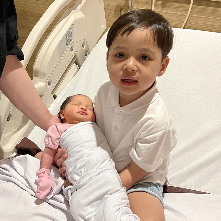 <p>Sejak mengetahui akan menjadi seorang kakak, Arrasya selalu menanti kehadiran Shafanina. Arrasya juga selalu menjaga sang Bunda, lho. (Foto: Instagram: @tasyakamila)</p>