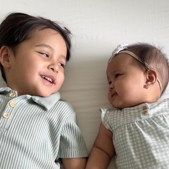 <p>Setelah sang adik lahir, terlihat Arrasya sangat menyayangi adiknya ini. Tasya pun kerap membagikan potret kebersamaan dua anaknya ini. (Foto: Instagram: @tasyakamila)</p>