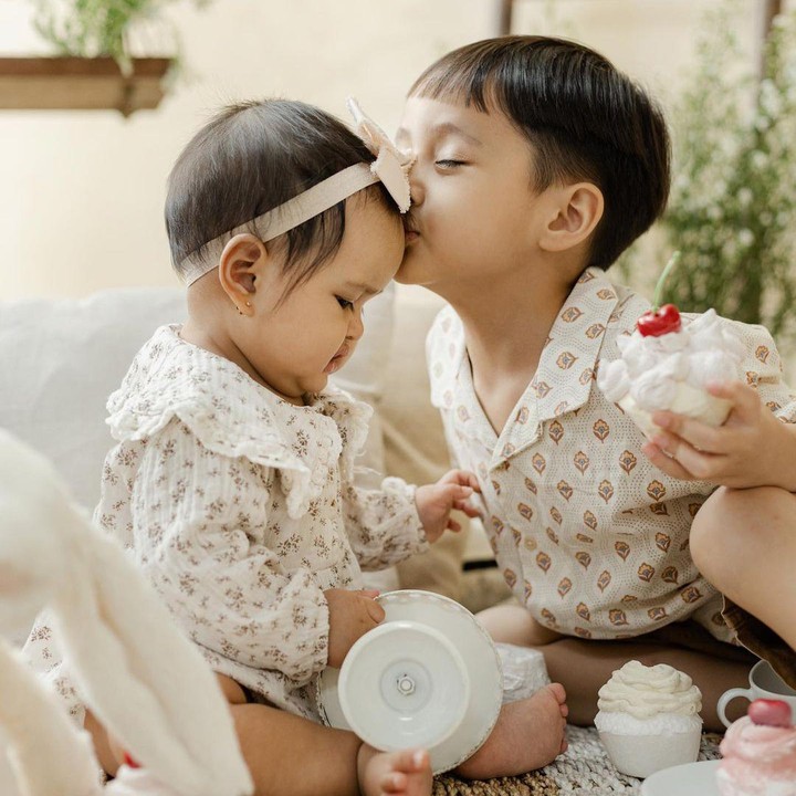 <p>Tasya Kamila melahirkan anak keduanya yang bernama Shafanina pada 1 Januari 2023. Sejak lahir, anak pertamanya, Arrasya, sudah sangat menyayangi sang adik. "<em>MasyaAllah Tabarakallah</em>, saling sayang, saling jaga, dan aku selama-lamanya yaa," kata Tasya Kamila pada salah satu unggahannya di Instagram. (Foto: Instagram: @tasyakamila)</p>