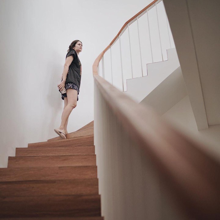 <p>Dari potret-potret yang dibagikan ini, rumah yang berdiri 2 lantai tersebut sedang dalam proses finishing atau penyelesaian, nih. (Foto: Instagram @sabaidieter)<br /><br /><br /></p>