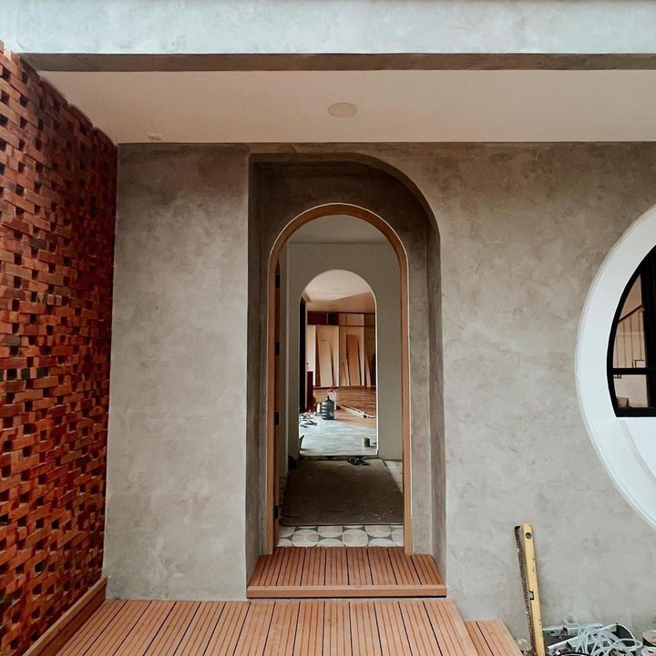 <p>Bunda juga penasaran kira-kira seperti apa hasil renovasi rumah mereka? Kita doakan, semoga semuanya berjalan dengan lancar dan rampung sesuai dengan harapan, ya. (Foto: Instagram @sabaidieter)</p>