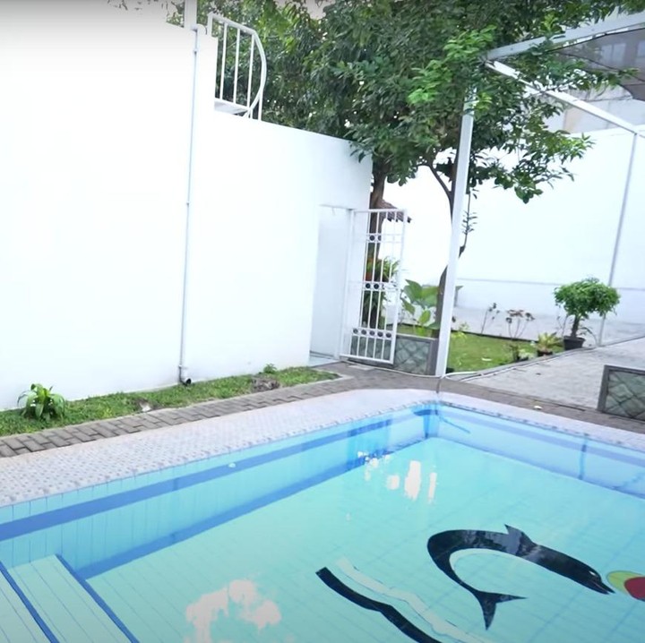 <p>Lebih lanjut, di sini juga terdapat satu kolam renang berukuran cukup besar, Bunda. (Foto: YouTube TAULANY TV)<br /><br /><br /></p>