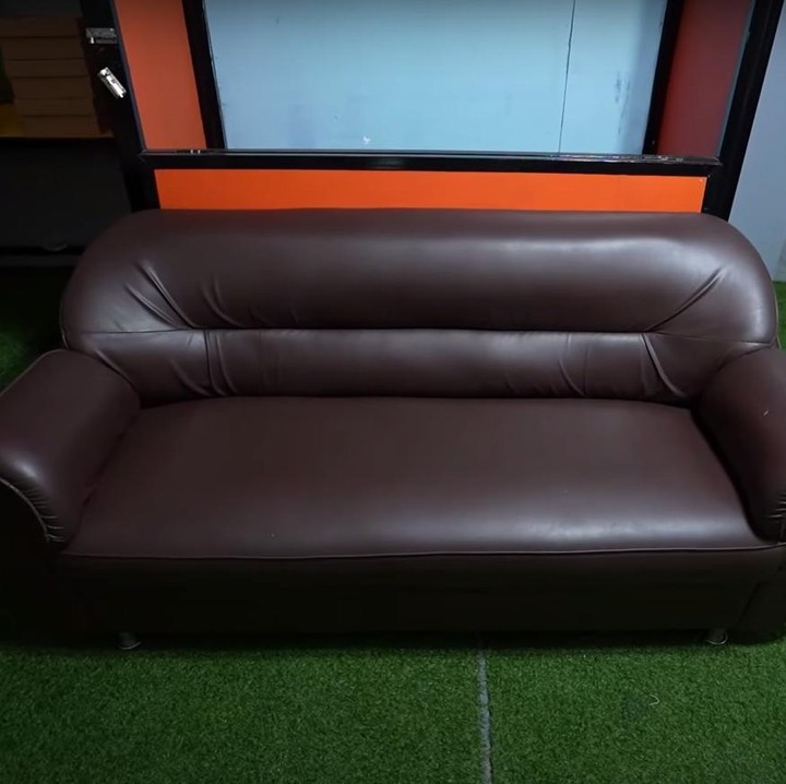 <p>Di ruang yang sama, juga terdapat sofa coklat yang menarik perhatian. Ternyata, Wendy memang menjadikan rumah tersebut untuk disewakan atau syuting. (Foto: YouTube TAULANY TV)<br /><br /><br /></p>