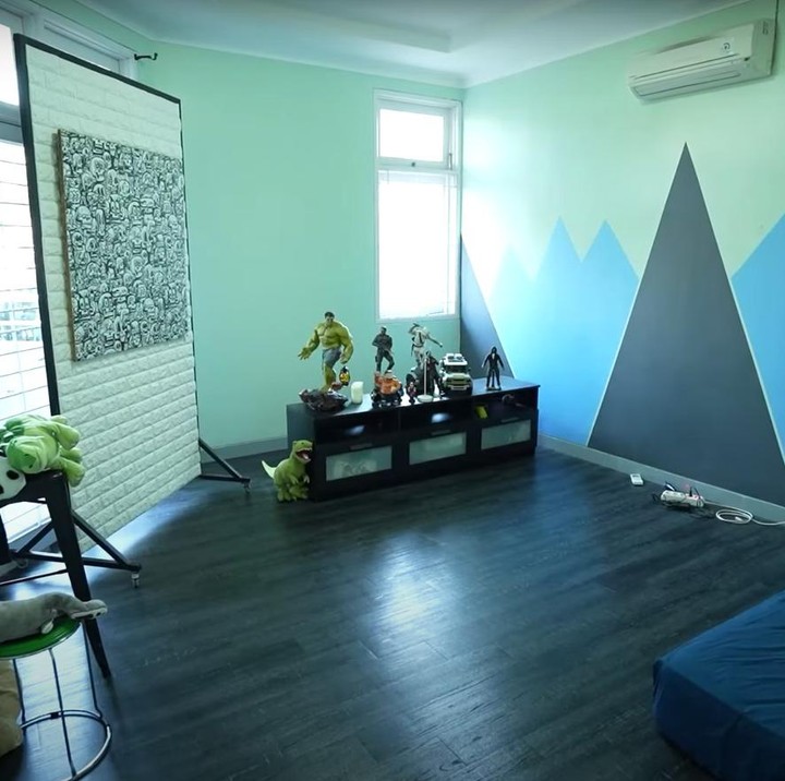<p>Berikut salah satu ruang lain yang dipakai untuk syuting, Bunda. Ruangan ini berada di lantai 2 rumah bangunan tersebut. (Foto: YouTube TAULANY TV)<br /><br /><br /></p>
