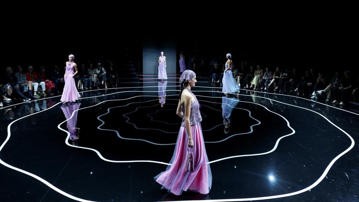 FOTO: Warna-warni dari Armani di Milan Fashion Week