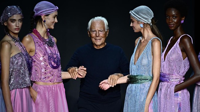 FOTO: Warna-warni dari Armani di Milan Fashion Week
