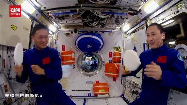 Astronauts on the Tiangong Space Station Showcase Ping Pong Skills in Microgravity Experiment