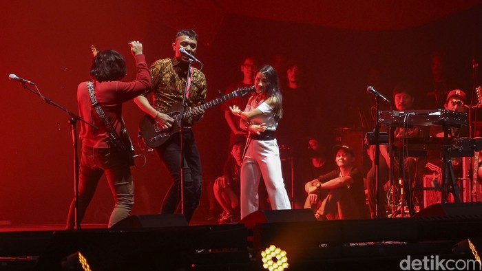 Barasuara X Efek Rumah Kaca Bikin Panggung Gegap Gempita Pecah