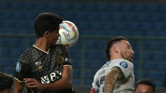 Persib Bandung menang tipis secara dramatis atas Bhayangkara FC pada laga lanjutan Liga 1.