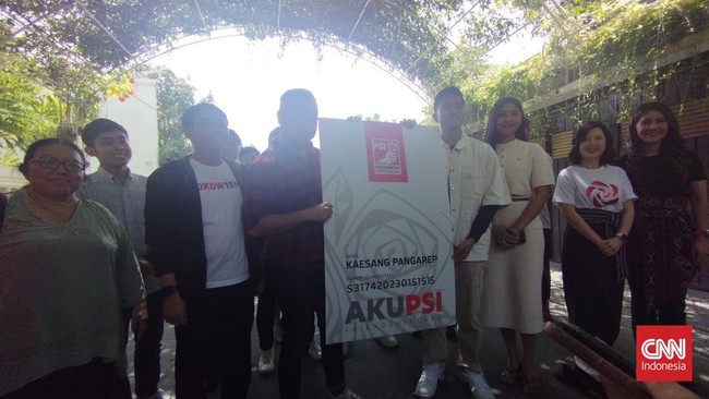 Kaesang Pangarep resmi bergabung dengan Partai Solidaritas Indonesia (PSI), Sabtu (23/9) setelah menerima KTA dari Ketum PSI Giring Ganesha.