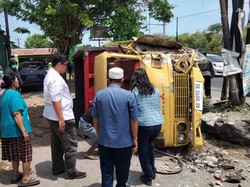 Hindari Pemotor Main HP, Truk tabrak Pikap-Terguling di Pleret Bantul