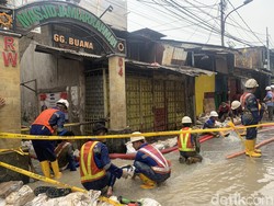 Penampakan Pipa PAM Petamburan Bocor, Air Mengalir di Jalanan