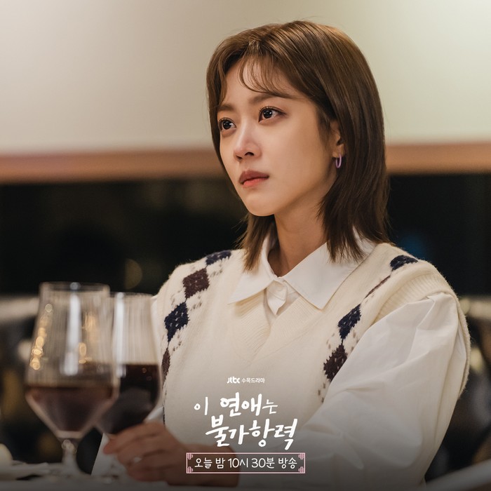 Konsep layering ala Hang Jo juga bisa dicoba loh. Beauties bisa mengombinasikan kemeja dengan knitwear vest dengan motif cantik. Cocok pula ditambah dengan celana jeans serta sneaker./ Foto: instagram.com/jtbcdrama