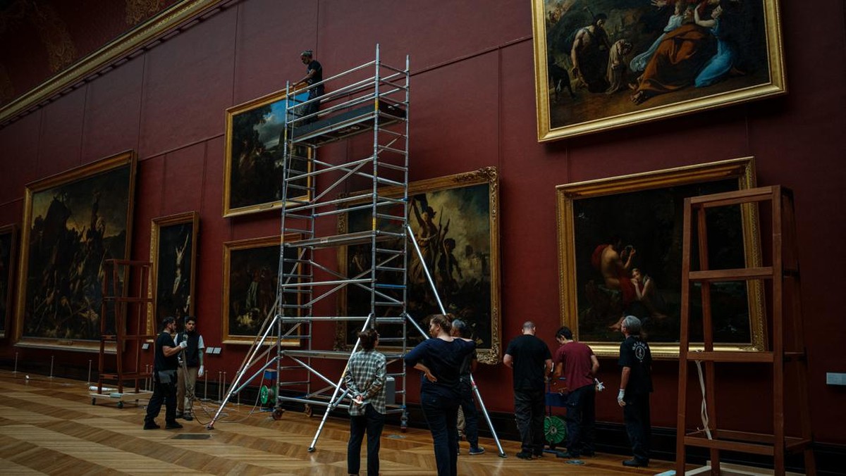 FOTO: Merestorasi Lukisan Ikonik Prancis 'Liberty' di Museum Louvre