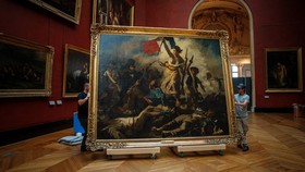 FOTO: Merestorasi Lukisan Ikonik Prancis 'Liberty' di Museum Louvre