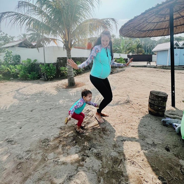 <p>Meski kini tengah menantikan kelahiran anak kedua, Nadine tetap meluangkan waktu bersama Djiwa. Seperti potret berikut ini saat mereka bermain di pantai. (Foto: Instagram: @nadinelist)</p>