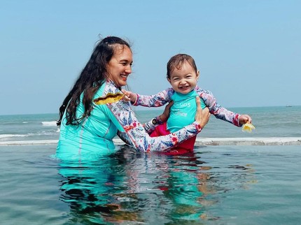 Akan Jadi Kakak, Ini 7 Potret Djiwa Anak Nadine Chandrawinata yang Menggemaskan