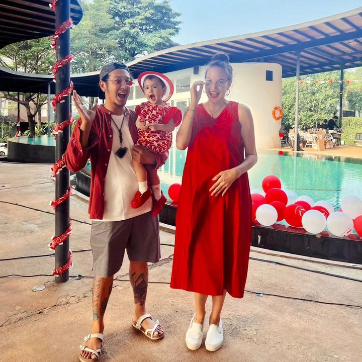 <p>Nadine dan Dimas mengumumkan tengah menantikan anak kedua mereka tepat di hari ulang tahun pernikahannya. (Foto: Instagram: @nadinelist)</p>