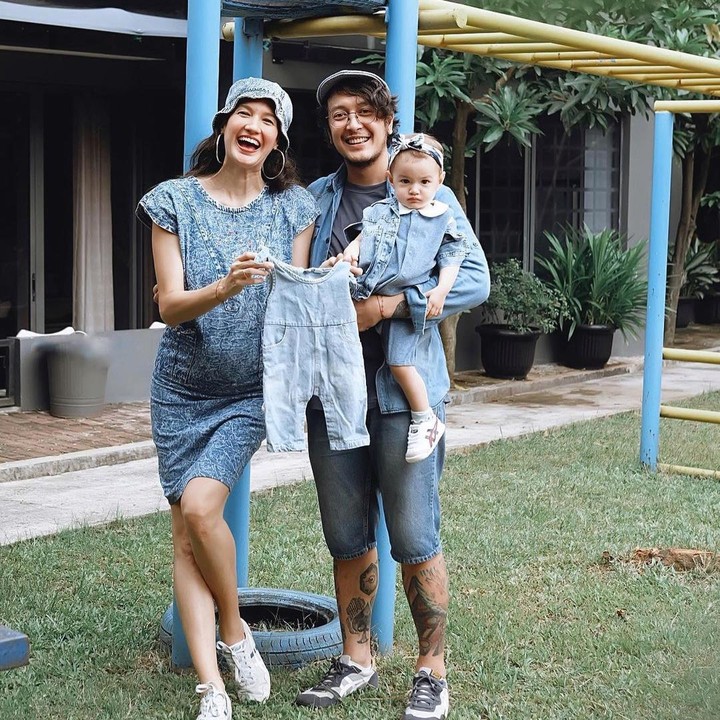 <p>"Hooray, selamat ulang tahun pernikahan ke-5 sayang! Dan... menambah sedikit lebih banyak kepada keluarga kami," tulis Nadine pada sebuah unggahan. (Foto: Instagram@nadinelist)</p>