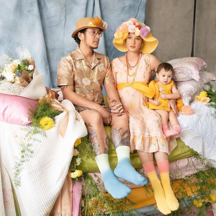 <p>Tepat di hari jadi pernikahannya, Nadine dan sang suami mengumumkan tengah menanti kehadiran anak kedua mereka. Hal ini diungkapkan langsung oleh Nadine pada akun Instagram-nya. (Foto: Instagram: @nadinelist)</p>
