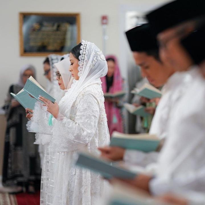 <p>"Pengajian menjelang hari pernikahan Kakak Atheera. Rona bahagia terpancar dari raut muka Kakak Atheera. Sebagai seorang Ayah, rasanya terharu dan bahagia. Gak kerasa ya, Kak, hari pernikahan Kakak Atheera sudah semakin dekat," tulis Sandi. (Foto: Instagram: @sandiuno)</p>