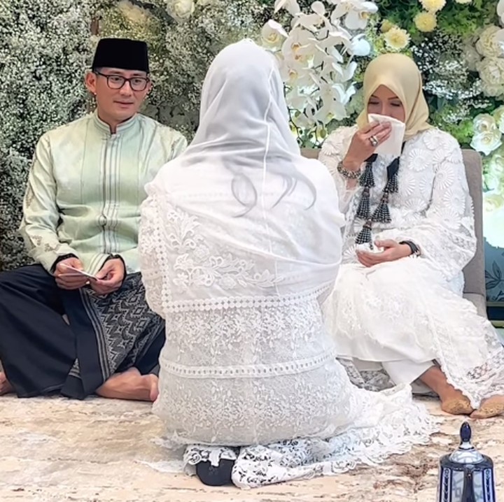 <p>Belum lama ini, Sandiaga Uno dan sang istri, Nurasia Uno, mengadakan pengajian jelang pernikahan sang putri. Sandi terlihat gagah mengenakan baju sage green sementara sang istri mengenakan pakaian serba putih. (Foto: Instagram: @nurasiauno)</p>