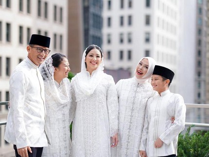 7 Potret Haru Acara Pengajian Jelang Pernikahan Atheera Putri Sandiaga Uno