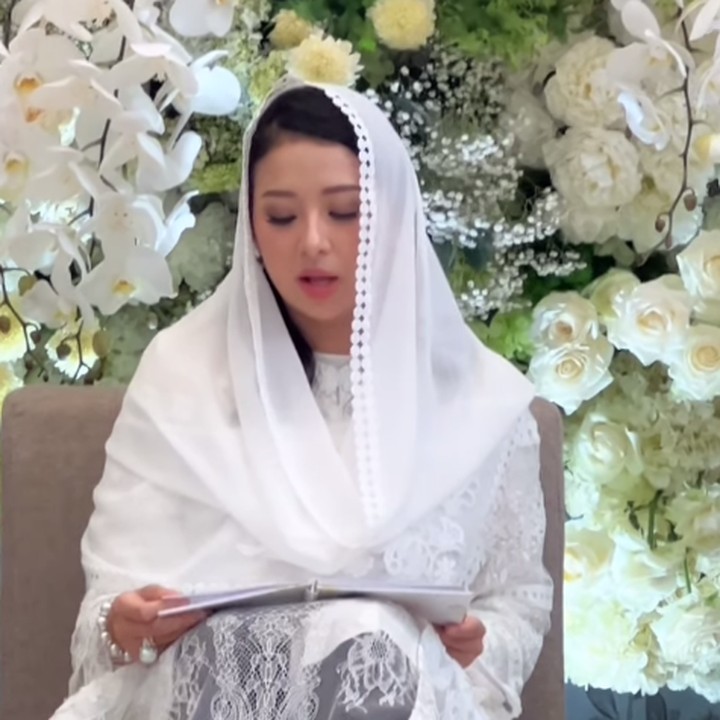 <p>Tak kalah dari kedua orang tuanya, Atheera juga terlihat cantik mengenakan pakaian putih, Bunda. Kepalanya ditutupi dengan kerudung warna senada. (Foto: Instagram: @nurasiauno)</p>