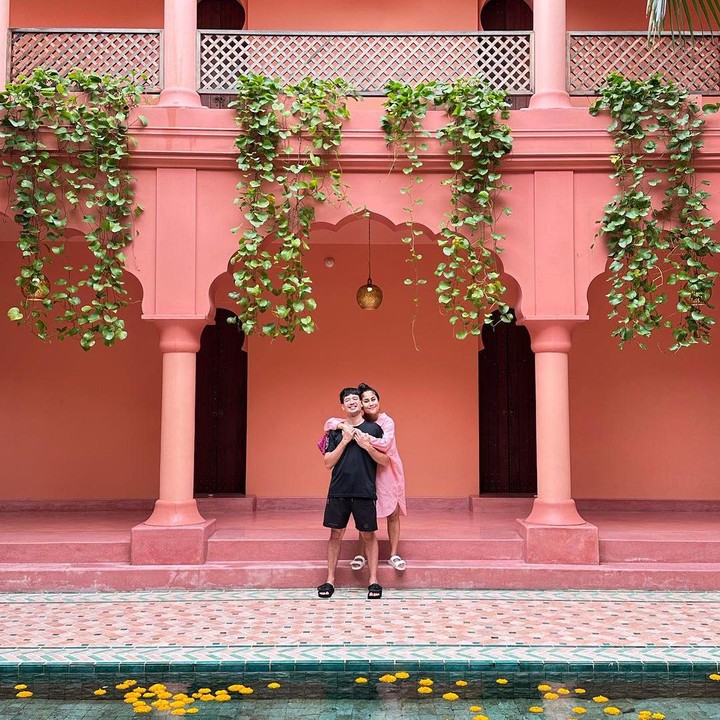 <p>Banyak yang dibuat gemas dengan kemesraan Tarra serta istri, nih. Tak sedikit yang mendoakan agar keduanya langgeng sampai maut memisahkan. Foto: Instagram: @tarrabudiman)</p>