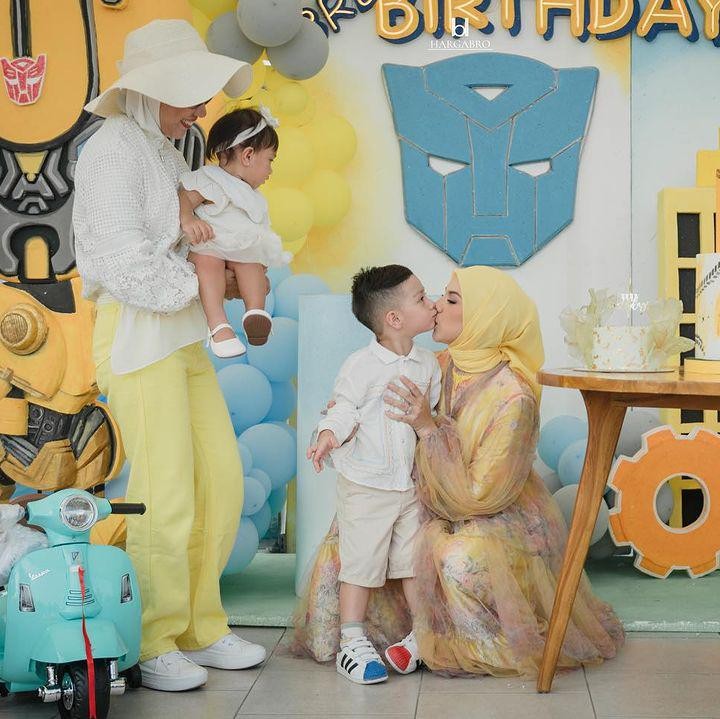 <p>Tema Transformers yang didominasi dengan warna kuning menjadi pilihan Irish Bella dan sang anak, nih. Wanita 28 tahun ini juga menyiapkan kue ulang tahun tiga tingkat, lho. (Foto: Instagram: @_irishbella_)</p>