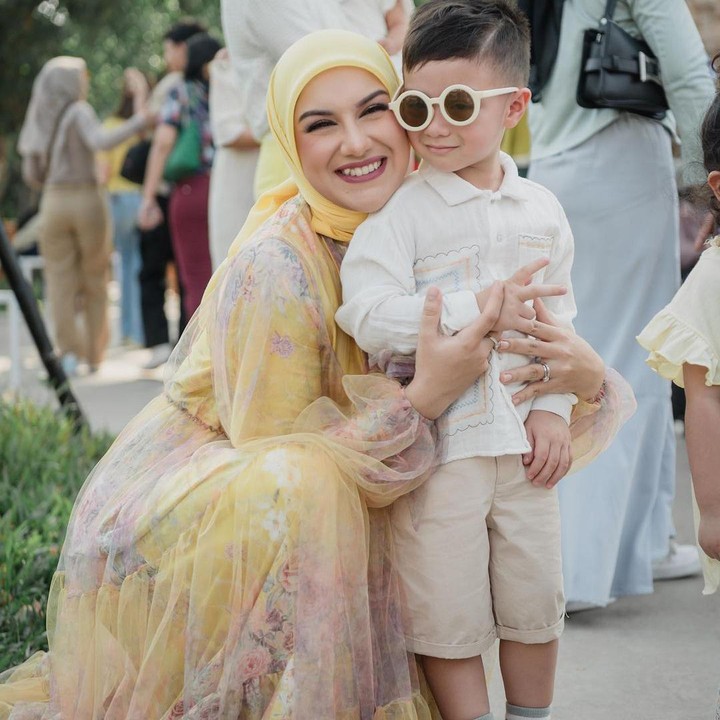 <p>Putra Irish Bella dan Ammar Zoni, memiliki nama yang sangat unik karena mengandung angka, yakni Air Rumi Akbar 1453. Nama sang putra terinspirasi dari sejarah Islam di mana di tahun 1453 kota Konstantinopel ditaklukan oleh Muhammad Al Fatih. Sayangnya, angka pada nama Air tidak bisa lagi dibuatkan dalam akta kelahiran sehingga angka-angka tersebut ditulis dengan huruf. "Saat kita mau kasih nama dengan angka tuh karena lihat Ustaz Felix kan, oh anaknya bisa tuh. Jadi kita tuh genk kan 1453. Eh ternyata pas dibuat aktanya (sudah tidak bisa)," katanya ketika hadir dalam acara<em> FYP TRANS 7,</em> beberapa waktu lalu. (Foto: Instagram: @_irishbella_)</p>