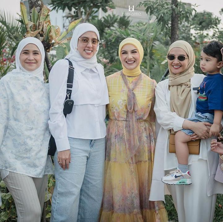 <p>Irish Bella turut mengundang sederet rekan artis untuk memeriahkan acara. Misalnya saja Fairuz A Rafiq, Asmirandah, Dara Arafah, dan masih banyak lagi. (Foto: Instagram: @_irishbella_)</p>