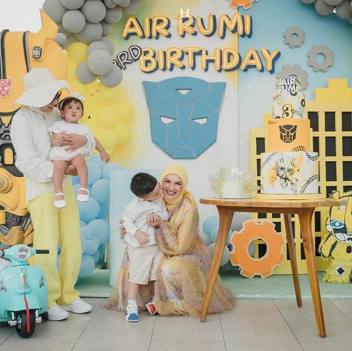 <p>Setelah menikah dengan Ammar Zoni pada tahun 2019, Irish Bella dikaruniai dua orang anak. Keduanya diberi nama Air Rumi Akbar 1453 dan Amala Puti Sabai Akbar. (Foto: Instagram: @_irishbella_)</p>